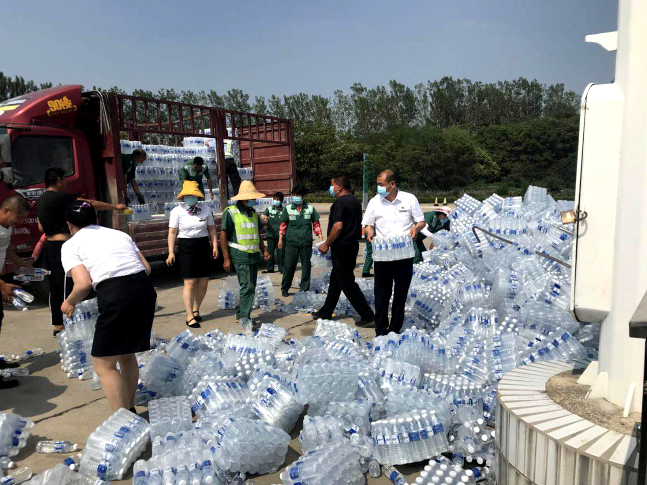 平南服務(wù)區(qū)幫助側(cè)翻貨車 (1)_副本.jpg 平南服務(wù)區(qū)幫助側(cè)翻貨車 (1)_副本.jpg