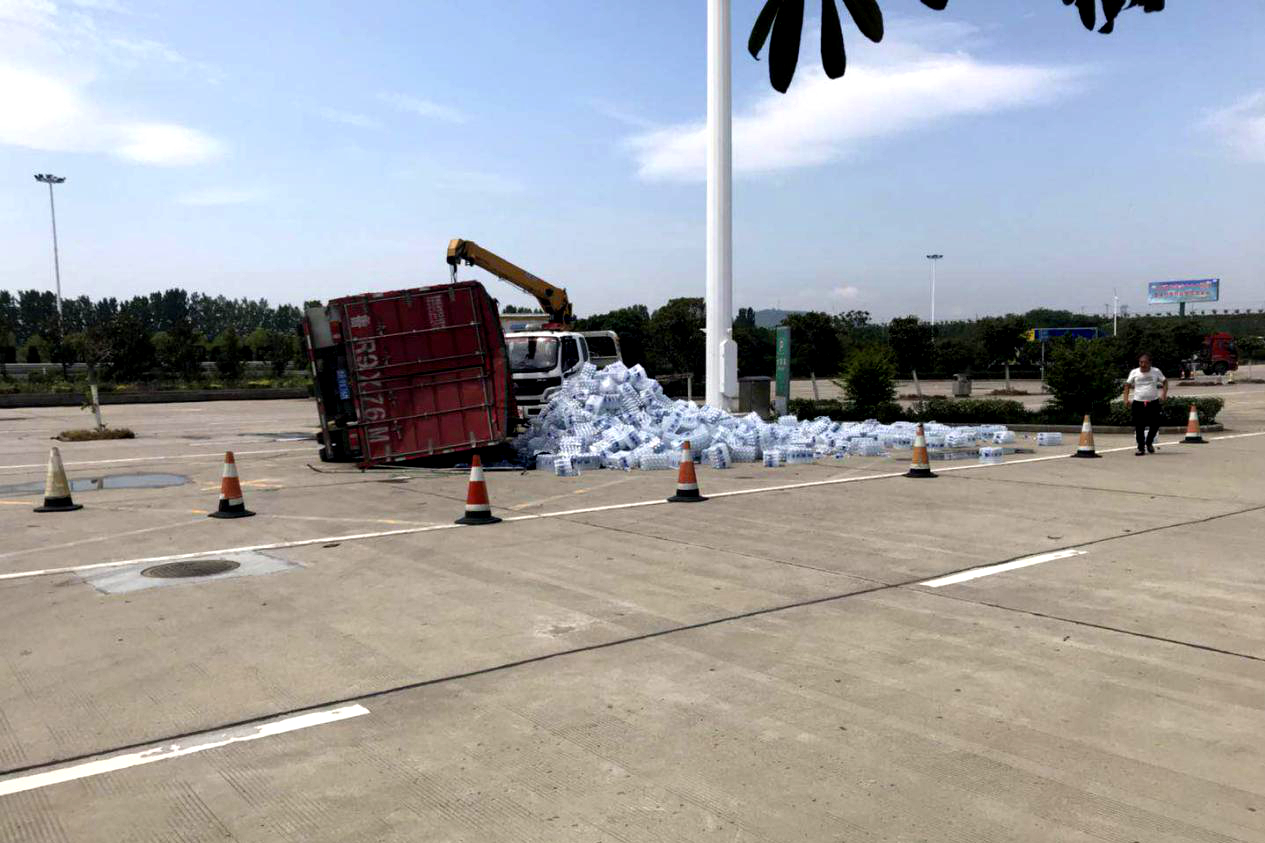 平南服務(wù)區(qū)幫助側(cè)翻貨車 (2)_副本.jpg 平南服務(wù)區(qū)幫助側(cè)翻貨車 (2)_副本.jpg