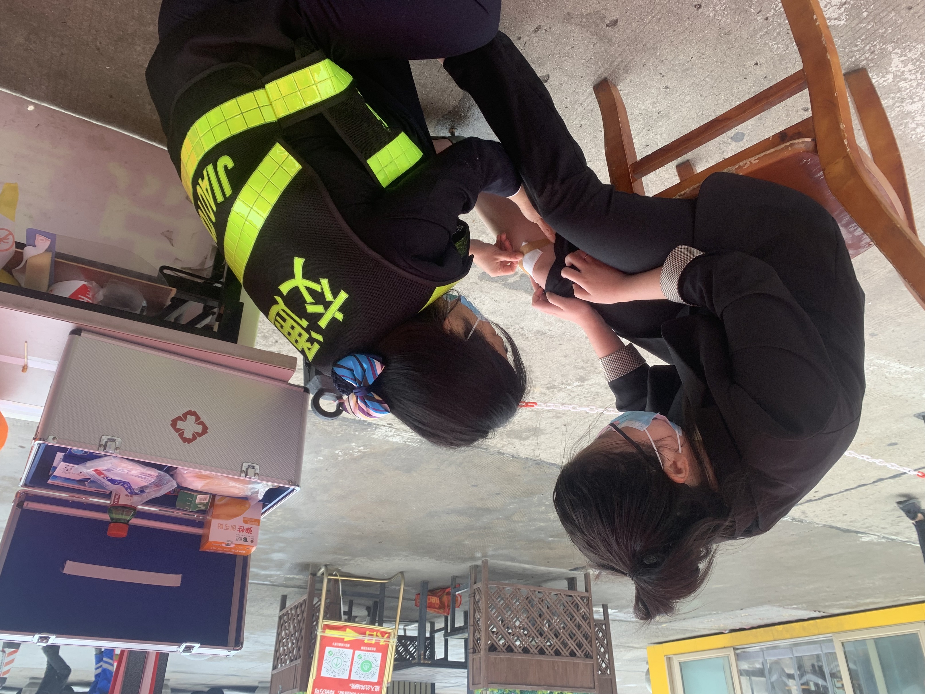 10.7，漯河服務(wù)區(qū)一位女士不慎將高跟鞋踩斷跌傷，值班人員拿來醫(yī)藥箱細心為其處理傷口。.jpg