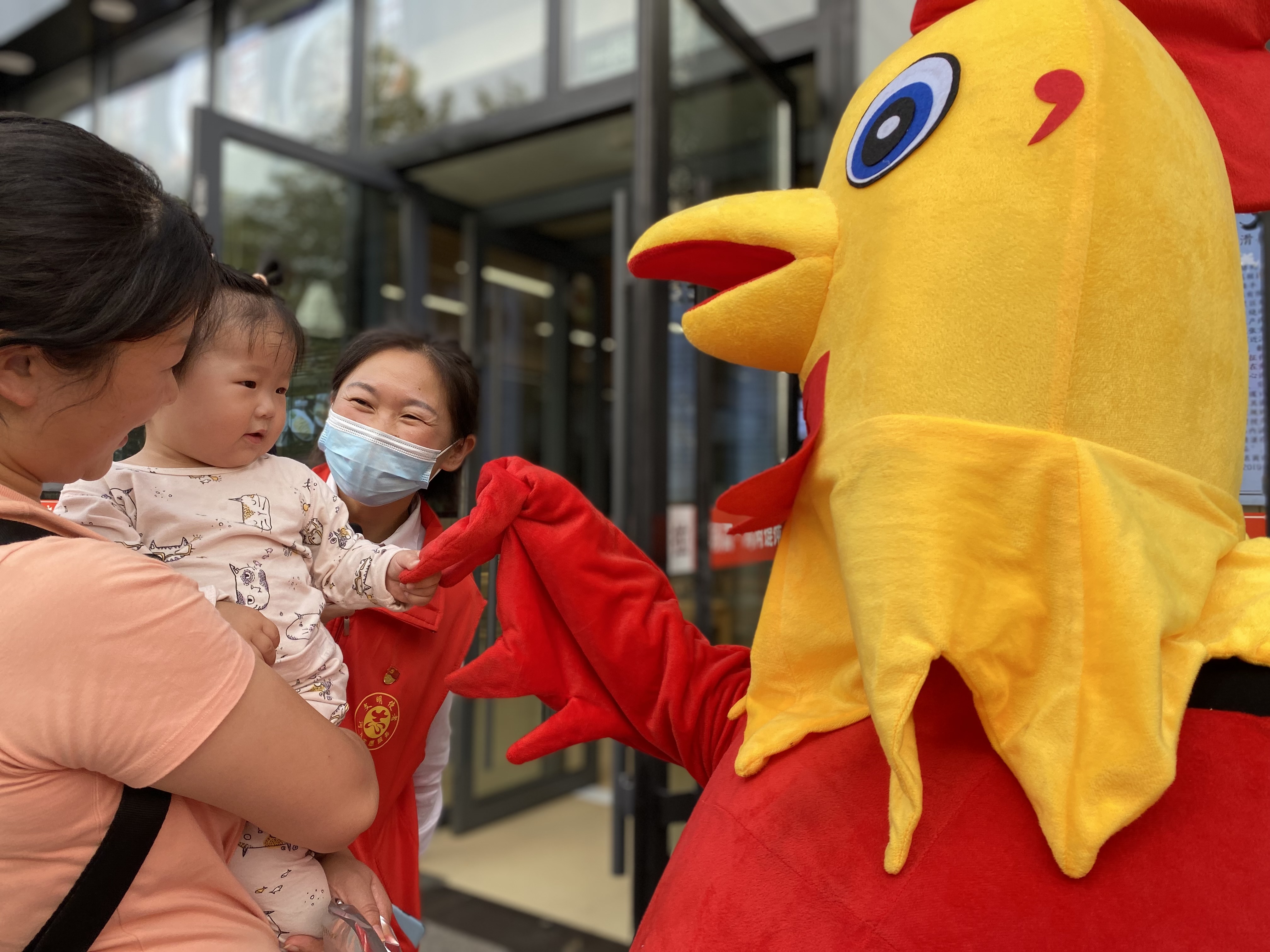 展銷會上，小朋友被玩偶吸引。（拍攝：趙丁?。?JPG