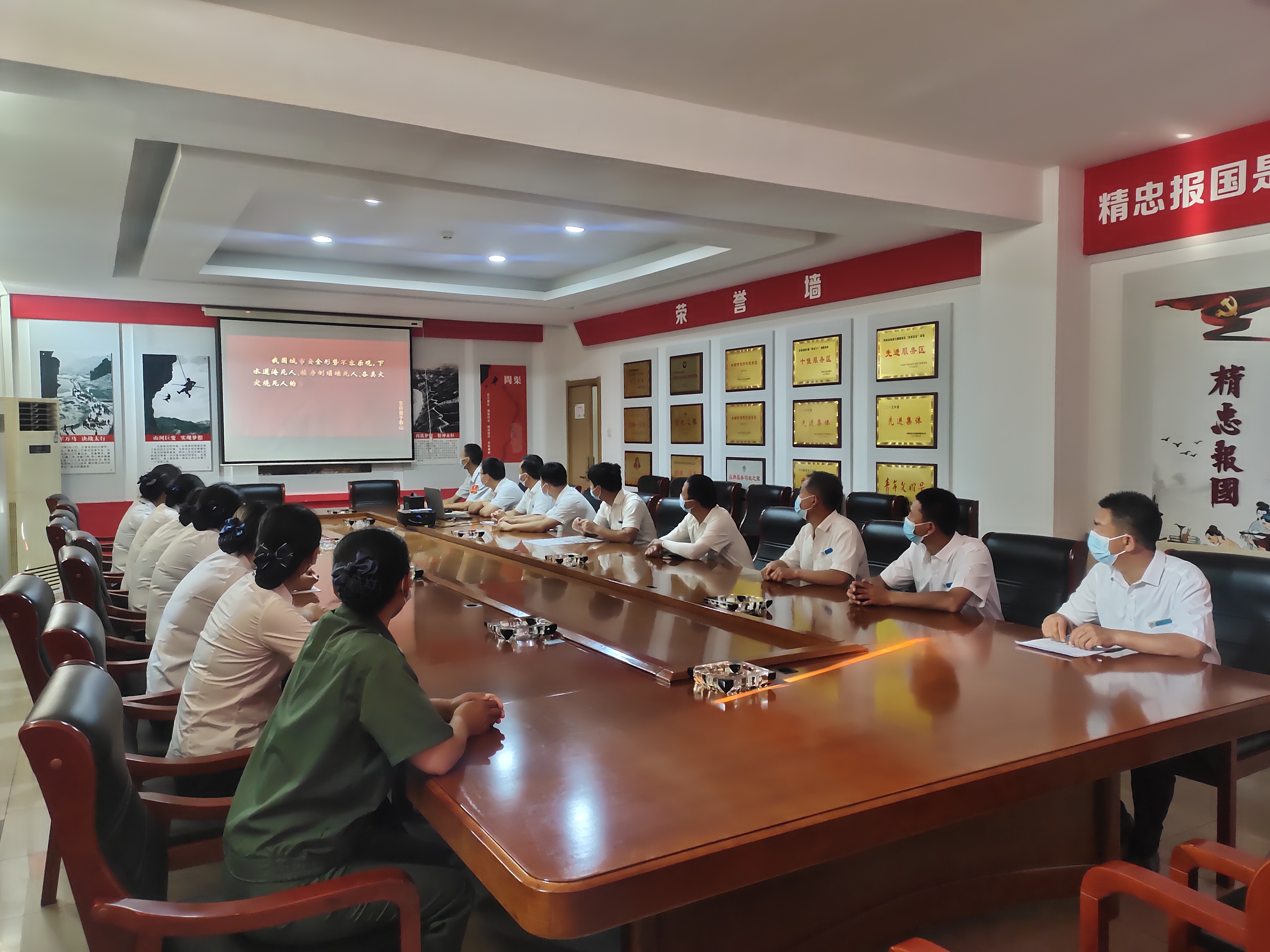 6月15日安陽服務(wù)區(qū)組織觀看專題區(qū)《生命重于泰山》梁新芳_.jpg 6月15日安陽服務(wù)區(qū)組織觀看專題區(qū)《生命重于泰山》梁新芳_.jpg