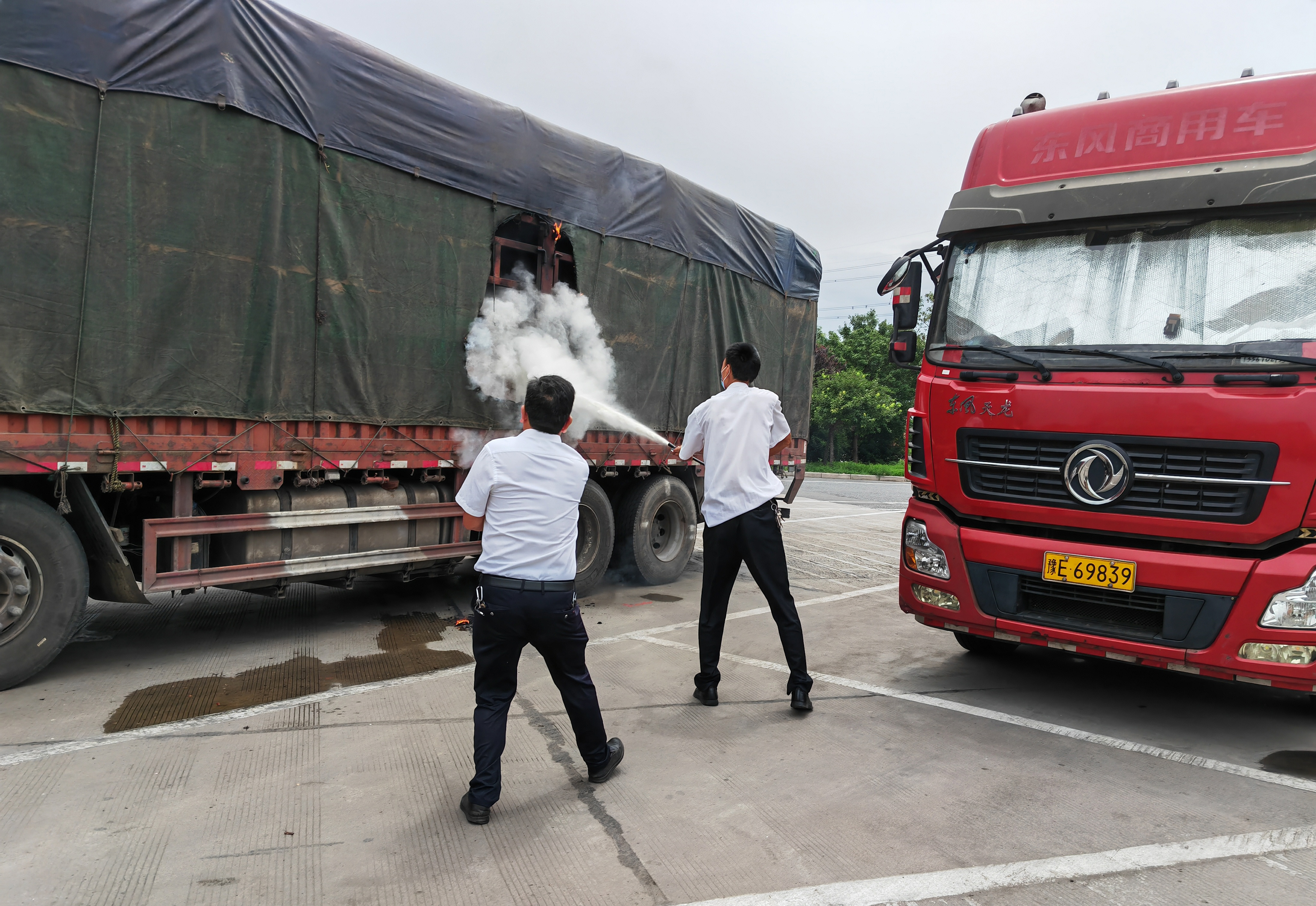 7月19日貨車自燃起火，安陽服務(wù)區(qū)緊急救援 李潤林 攝 (4).jpg