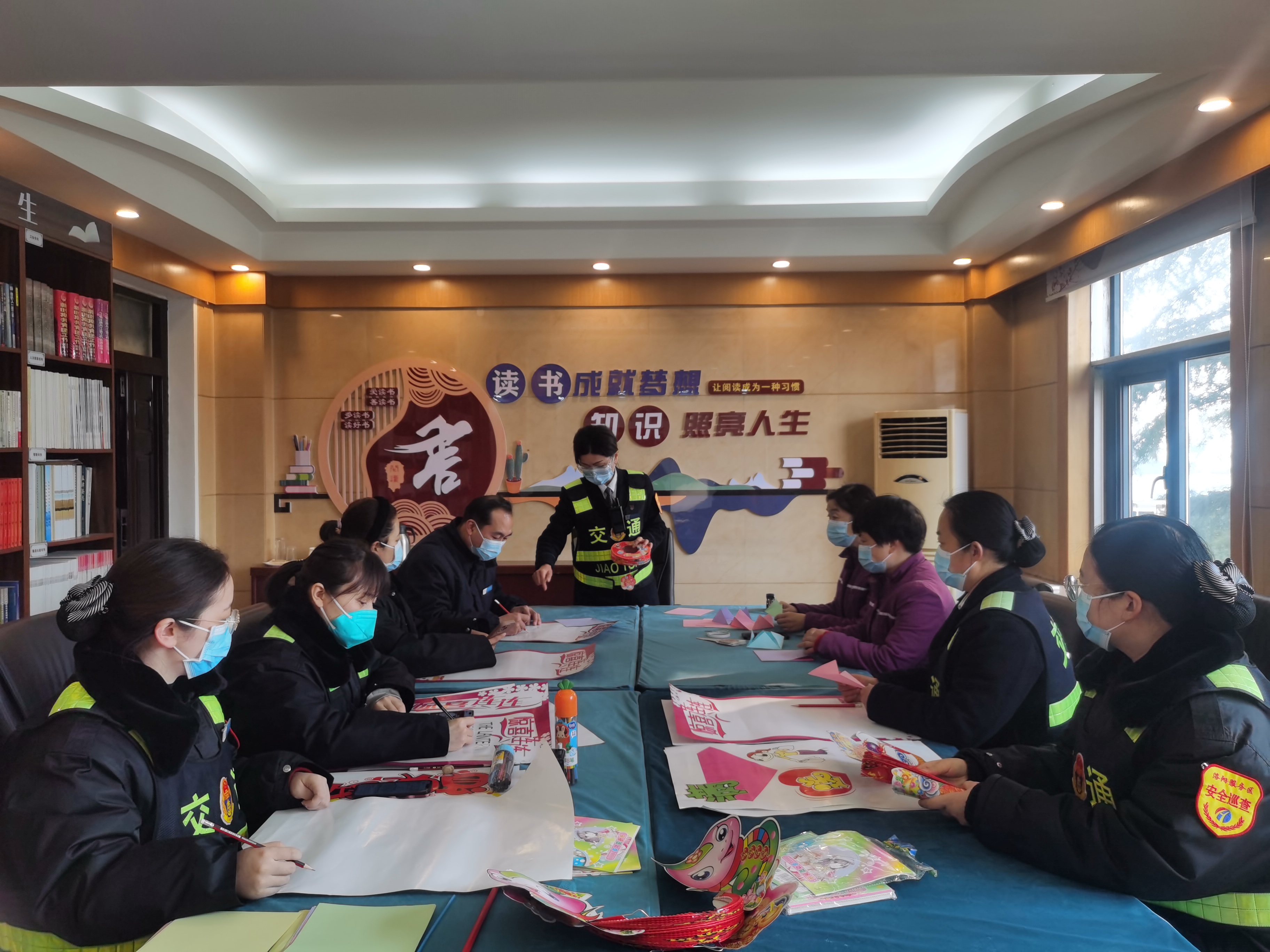 2月5日，洛陽(yáng)服務(wù)區(qū)積極組織員工繪制元宵節(jié)海報(bào)，制作手工燈籠。 (3).jpg