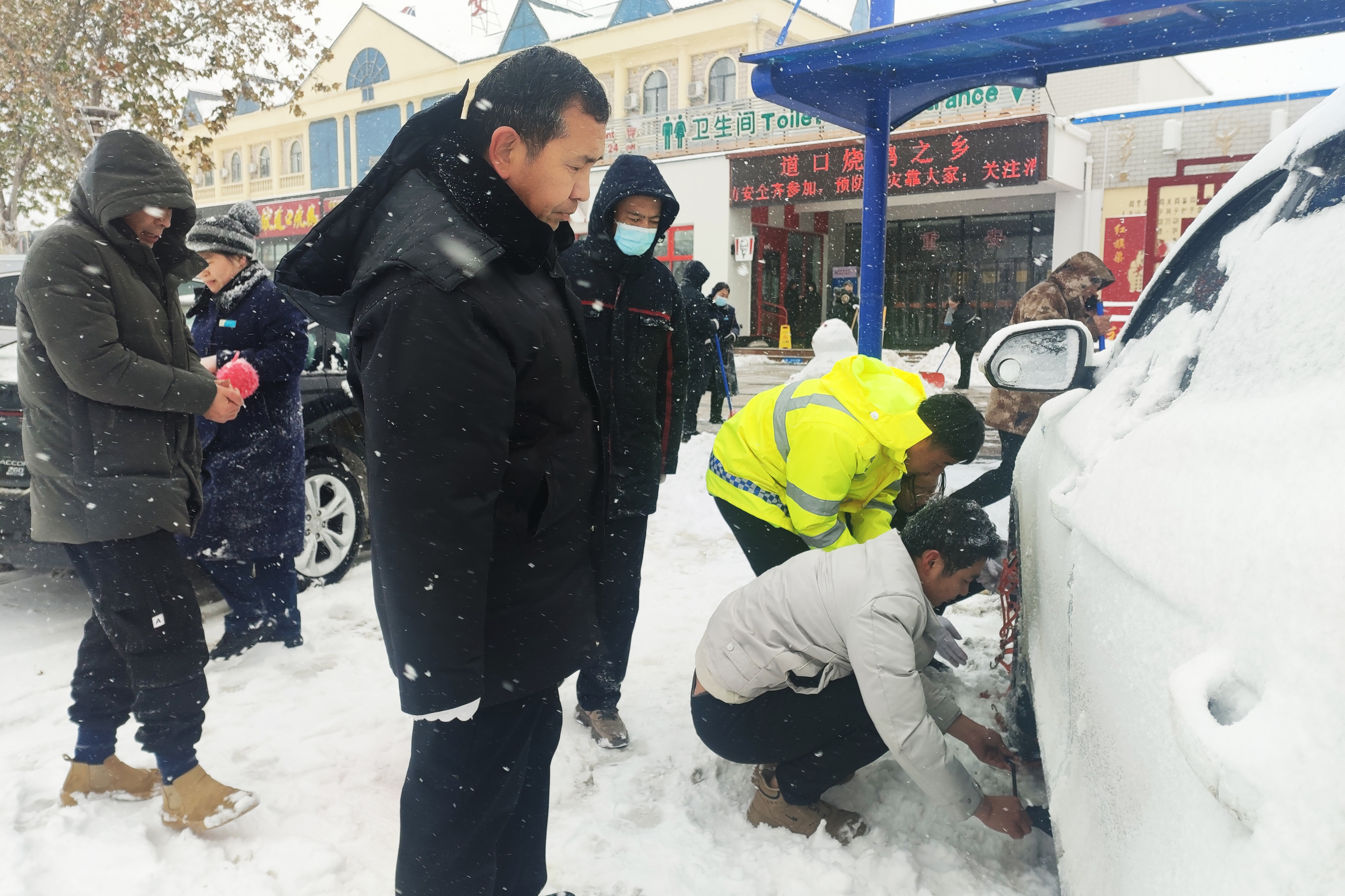 安陽(yáng)服務(wù)區(qū)好人好事-幫助司乘安裝防滑鏈（攝：程素芬 15936842280） (1).jpg