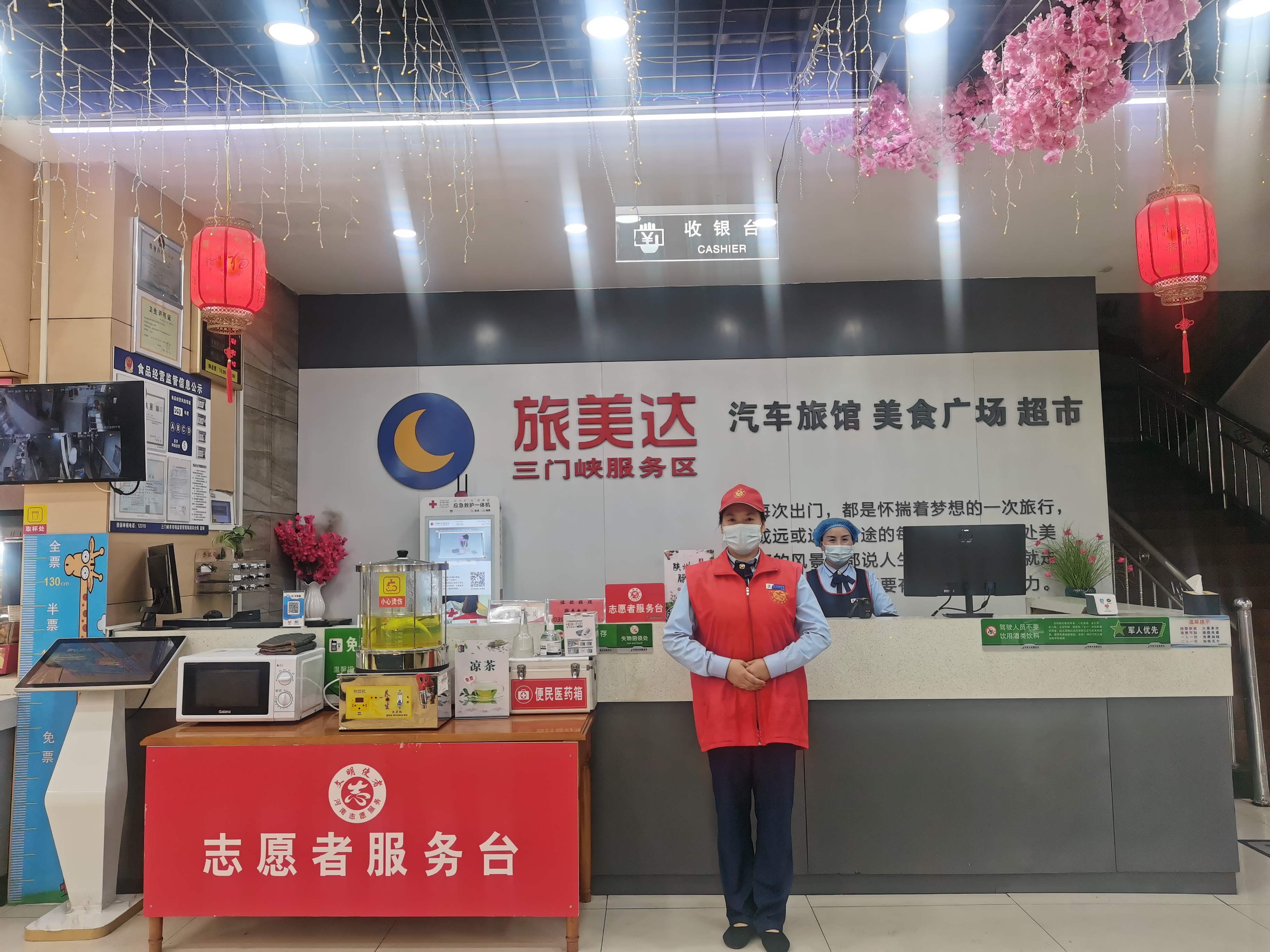 2024年4月29日，三門峽服務(wù)區(qū)消防，檔口，便利店進(jìn)行安全生產(chǎn)檢查，交通疏導(dǎo)員安心崗持續(xù)在崗，志愿者服務(wù)崗準(zhǔn)備充足（拍攝者：趙家琪18530357719，宋會(huì)芳18790732606）.jpg