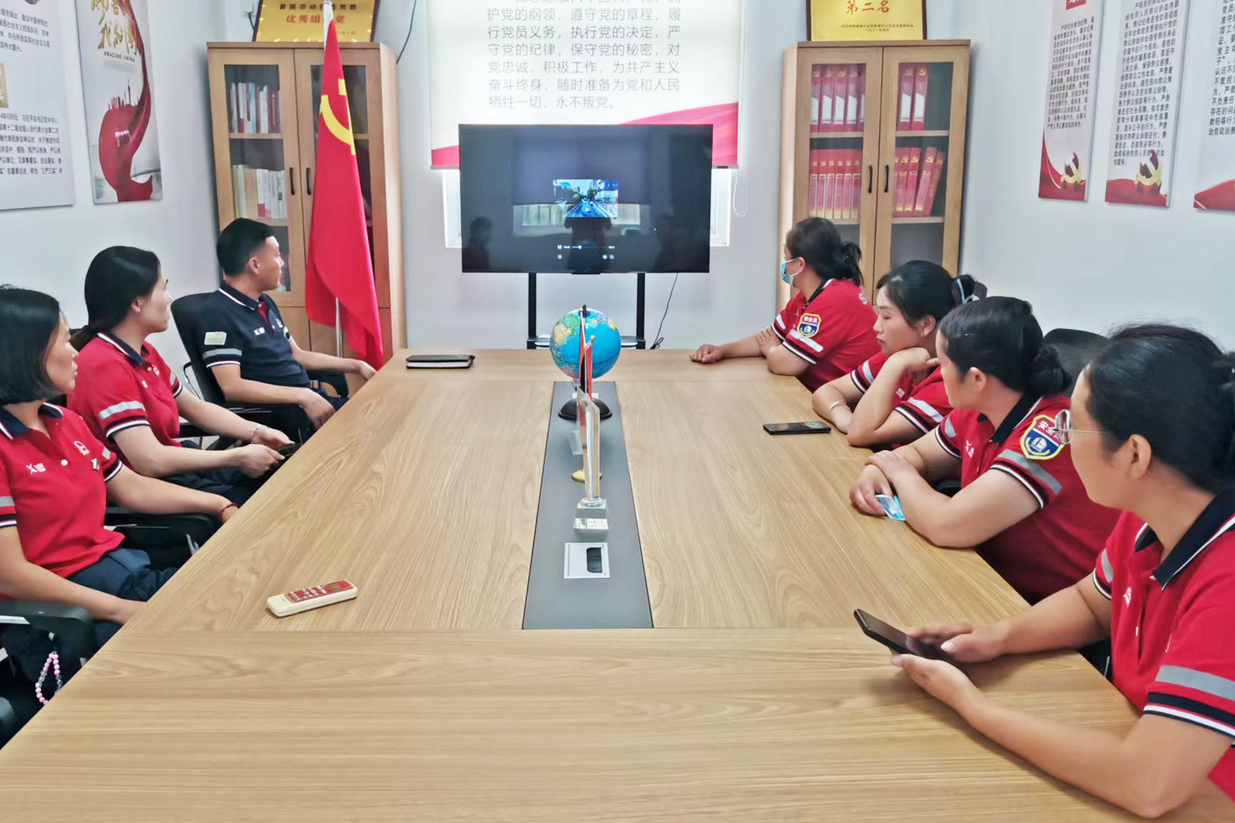 2024年6月7日 河南高速石化有限責任公司 鄢陵南服務區(qū)加油站 端午節(jié)前組織員工進行節(jié)前安全知識。事故案例學習 王雪麗.jpg
