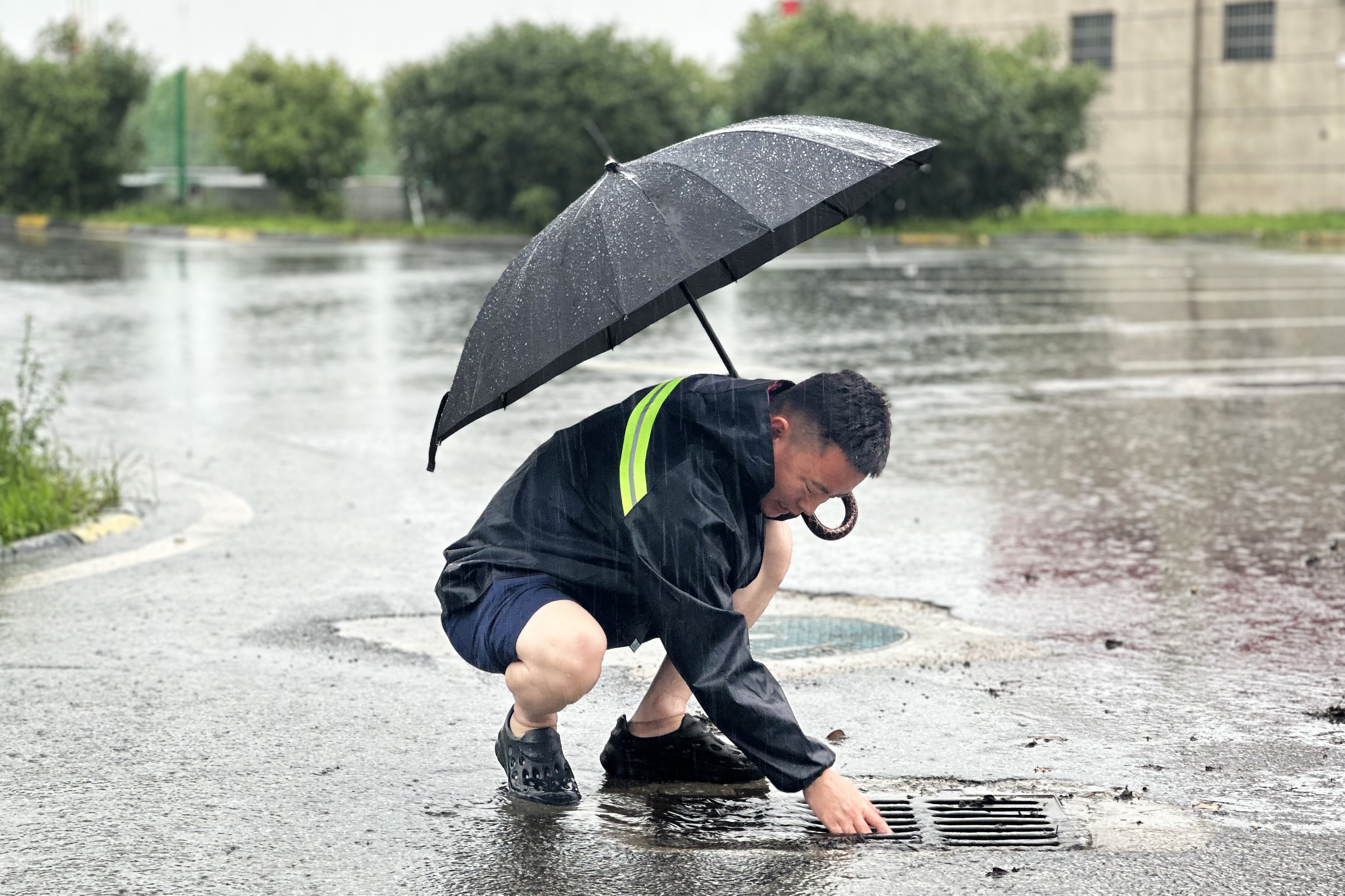 2024年7月15日，社旗服務(wù)區(qū)暴雨，服務(wù)區(qū)領(lǐng)導(dǎo)班子帶領(lǐng)全體后勤及一線人員對(duì)服務(wù)區(qū)上、下道口邊溝進(jìn)行隱患排查并清理，對(duì)兩區(qū)廣場(chǎng)、主車道排水井、篦子雜物進(jìn)行清理，確保服務(wù)區(qū)安全工作落到實(shí)處（拍攝人：?jiǎn)虧M滿 185 3772 4358）.jpg